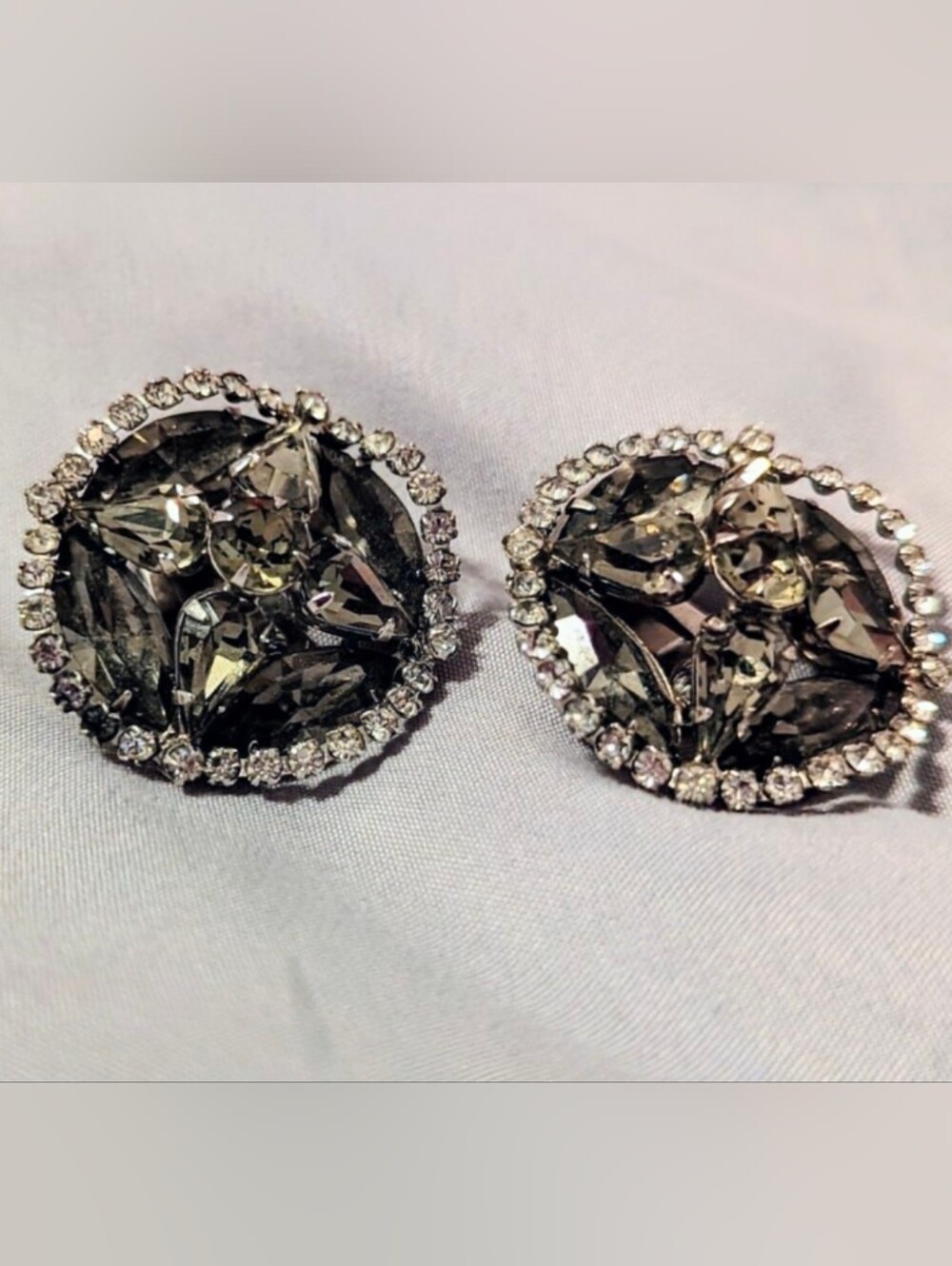 Vtg Weiss black & white aurora borealis clip on earrings